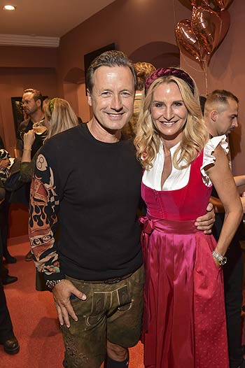 Sandra Abt (AlpenHerz) mit Norbert Dobeleit  "AlpenHerz goes Kitzbühel" - Eröffnung der AlpenHerz Repräsentanz im Shop "Passage 3" in Kitzbühel am 04.08.2023 / Foto: BrauerPhotos / G.Nitschke